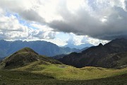 81 Dalla Bocchetta Triomen (2205 m) vista sul Monte Avaro
